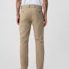 Pantaloni cachi moderni in vestibilità attillata Pantaloni cachi moderni in vestibilità attillata