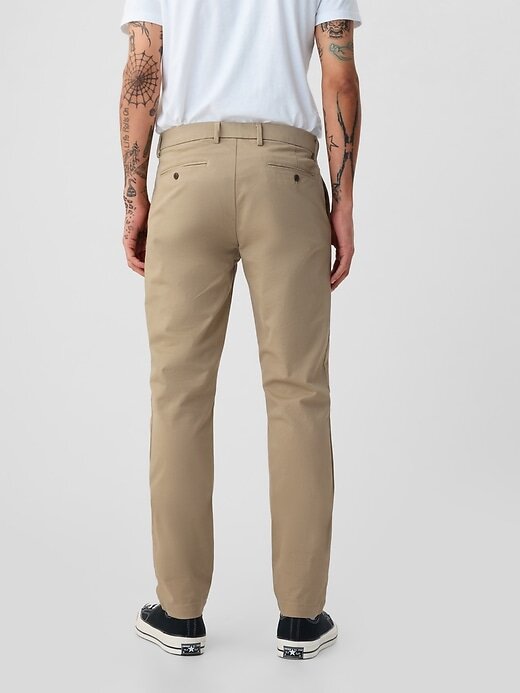 Pantaloni cachi moderni in vestibilità attillata Pantaloni cachi moderni in vestibilità attillata