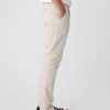 Pantaloni cachi moderni in vestibilità attillata Pantaloni cachi moderni in vestibilità attillata