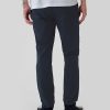 Pantaloni cachi moderni in vestibilità attillata Pantaloni cachi moderni in vestibilità attillata