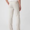 Pantaloni cachi moderni in vestibilità attillata Pantaloni cachi moderni in vestibilità attillata