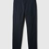 Pantaloni cachi moderni in vestibilità attillata Pantaloni cachi moderni in vestibilità attillata