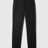 Pantaloni cachi moderni in vestibilità attillata Pantaloni cachi moderni in vestibilità attillata
