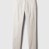 Pantaloni cachi moderni in vestibilità attillata Pantaloni cachi moderni in vestibilità attillata