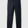 Pantaloni cachi moderni in vestibilità attillata Pantaloni cachi moderni in vestibilità attillata