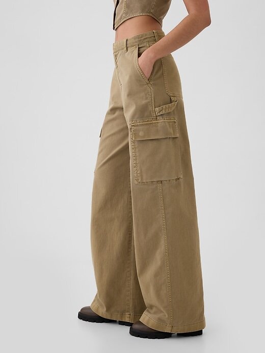 Pantaloni cargo larghi color cachi a vita media Pantaloni cargo larghi color cachi a vita media