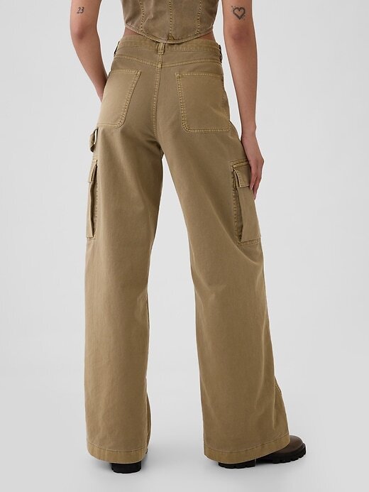 Pantaloni cargo larghi color cachi a vita media Pantaloni cargo larghi color cachi a vita media