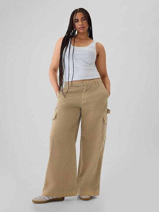 Pantaloni cargo larghi color cachi a vita media Pantaloni cargo larghi color cachi a vita media