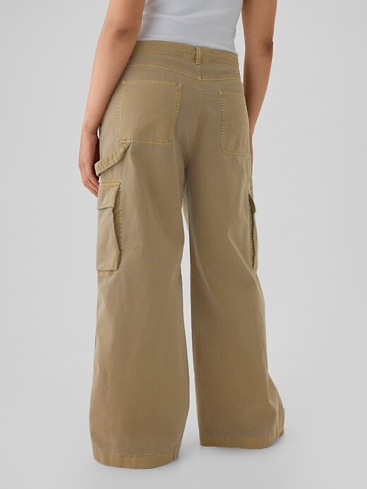 Pantaloni cargo larghi color cachi a vita media Pantaloni cargo larghi color cachi a vita media