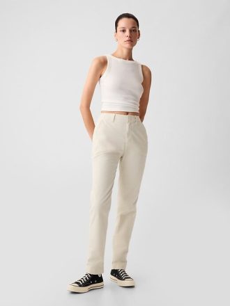 Pantaloni color cachi a media altezza nel centro città