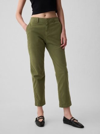 Pantaloni color cachi a media altezza nel centro città