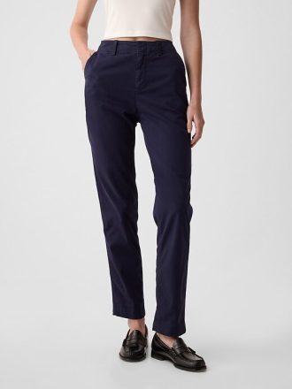 Pantaloni color cachi a media altezza nel centro città
