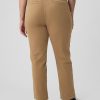 Pantaloni color cachi a media altezza nel centro città Pantaloni color cachi a media altezza nel centro città