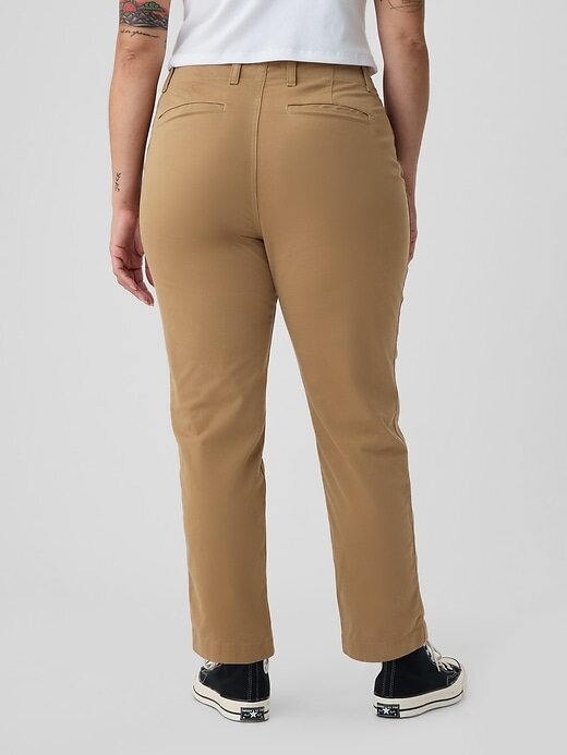 Pantaloni color cachi a media altezza nel centro città Pantaloni color cachi a media altezza nel centro città