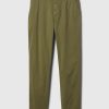 Pantaloni color cachi a media altezza nel centro città Pantaloni color cachi a media altezza nel centro città