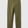 Pantaloni color cachi a media altezza nel centro città Pantaloni color cachi a media altezza nel centro città