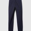 Pantaloni color cachi a media altezza nel centro città Pantaloni color cachi a media altezza nel centro città