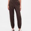 Pantaloni da jogging GapFit Tech a vita alta con cerniera e orlo Pantaloni da jogging GapFit Tech a vita alta con cerniera e orlo