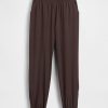 Pantaloni da jogging GapFit Tech a vita alta con cerniera e orlo Pantaloni da jogging GapFit Tech a vita alta con cerniera e orlo