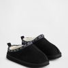 Pantofole per bambini in pelle scamosciata vegana con logo e fodera in sherpa Pantofole per bambini in pelle scamosciata vegana con logo e fodera in sherpa
