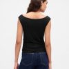 Top corto arricciato con spalle scoperte Top corto arricciato con spalle scoperte