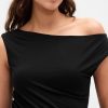 Top corto arricciato con spalle scoperte Top corto arricciato con spalle scoperte