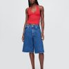 Top corto con scollo all’americana in maglia stretta Top corto con scollo all’americana in maglia stretta