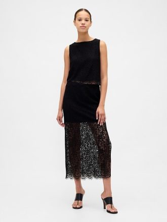 Top corto in pizzo con scollo a barca