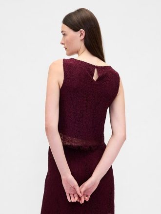 Top corto in pizzo con scollo a barca