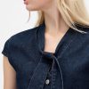 Top in denim con laccetto al collo Top in denim con laccetto al collo