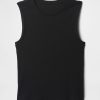 Top moderno a coste con collo alto Top moderno a coste con collo alto